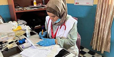 Türkiye'den yola çıkan kadın doktor, Afrikalı çocuklara şifa dağıtıyor