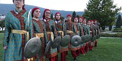 Türkiye'nin ilk ve tek kadın kılıç kalkan ekibi Avrupa'ya açılıyor