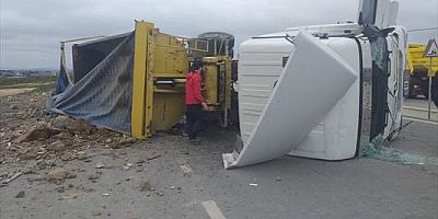 Tuzla'da devrilen hafriyat kamyonunun sürücüsü yaralandı