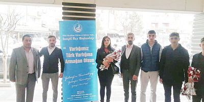 Ülkücü gençlerden kadınlara karanfil