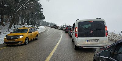 Uludağ'a tatilci akını! 5 kilometrelik araç kuyruğu oluştu