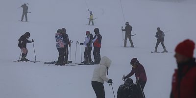Uludağ'da sömestr tatilinin son günlerinde sis ve soğuğa rağmen yoğunluk sürüyor