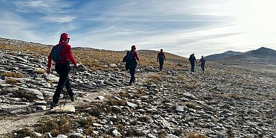 Uludağ'ın zirvesine tırmanan jandarma 2543 rakımda bayrak açtı