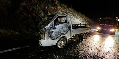 Ümitalan’da Seyir Halindeki Kamyonet Alev Alev Yandı