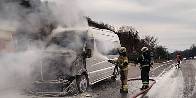 Ümitalan mevkiinde Servis minibüsü alev alev yandı