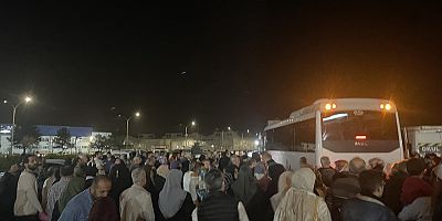 UMRE’YE GİDENLER DUALARLA UĞURLANDI