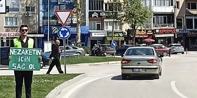 Üniversiteli gençlerden trafikte örnek proje: “Karşılıklı Saygı Geçidi”