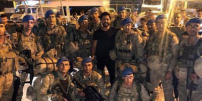Ünlü şarkıcının polislerle söylediği Komondo Marşı gündeme oturdu