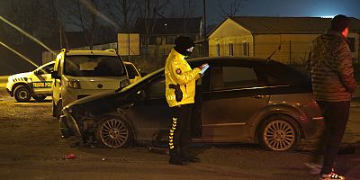 Üst Geçidi Kullanmayan Yayalara Çarpmamak İçin Direksiyonu Kıran Sürücü Kaza Yaptı