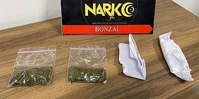 Uyuşturucu tacirleri 60 gram bonzai ile yakalandı