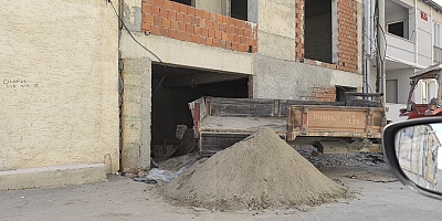 Üzerine kum dolu inşaat kovası düşen işçi ağır yaralandı