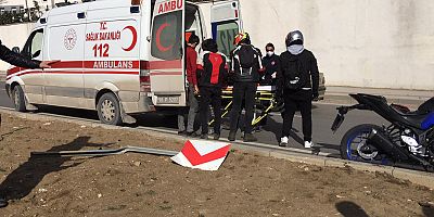 Virajı alamayarak devrilen motosikletin sürücüsü yaralandı