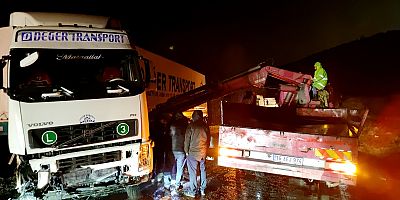 Yağmur nedeni ile kayganlaşan yoldan çıkan tır, 5 saat trafiği akışını engelledi