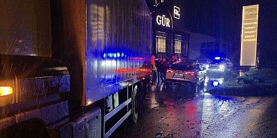 YAĞMUR SONRASI KAYGANLAŞAN YOLDA KAMYON İLE OTOMOBİL ÇARPIŞTI: 1 YARALI