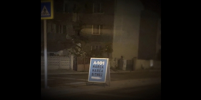 Yaya geçidinde reklam tabelası tepki çekti 