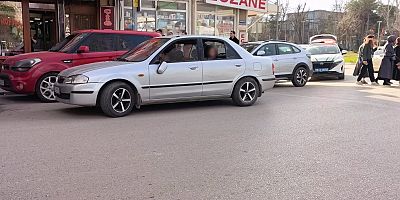 Yaya geçidinden geçen 2 kadına otomobil çarptı