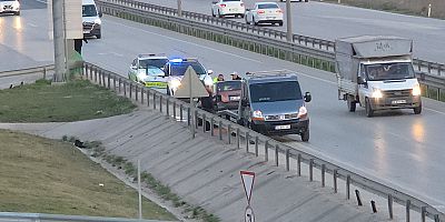 Yenice Köprülü Kavşak’ta Kaza: Bariyerlere Çarpan Araçta 1 Kişi Yaralandı