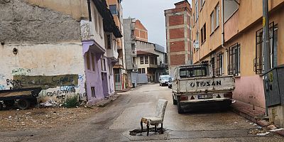 Yenice Mahallesi’nde sürücüler ‘sandalye’ ile uyarılıyor