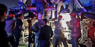 YENİŞEHİR’DE ŞİDDETLİ YAĞIŞ KAZAYA NEDEN OLDU: SÜRÜCÜ ARAÇTA SIKIŞTI!