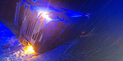 Yoğun kar yağışta kayan tır devrildi, sürücü yaralandı