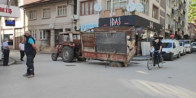 Yol aniden çökünce römorkun tekeri çukura sıkıştı