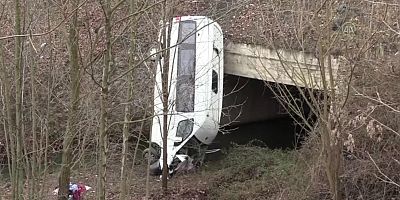 Yolcu minibüsü dereye devrildi, 13 kişi yaralandı