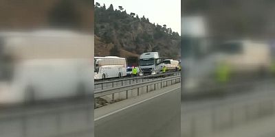 Yolcu otobüsü kaza yapan tırlara çarptı, hostes öldü, 35 kişi yaralandı