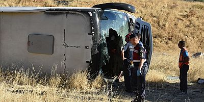 Yolcu otobüsünün devrilmesi sonucu 26 kişi yaralandı