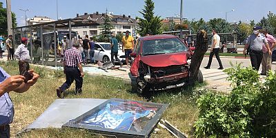 Yoldan çıkan araç durağa daldı; 2 yaralı