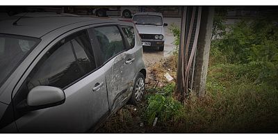 Yoldan çıkarak elektrik direğine çarptı