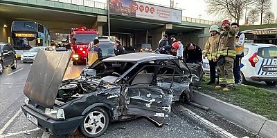 Zeytinburnu'nda iki otomobilin çarpıştığı kazada 3 kişi yaralandı