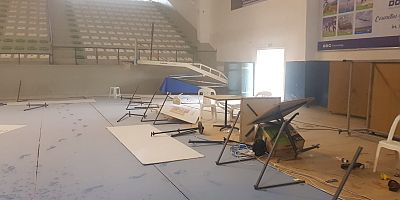 Zihinsel engelli genç, kapalı spor salonunu savaş alanın çevirdi