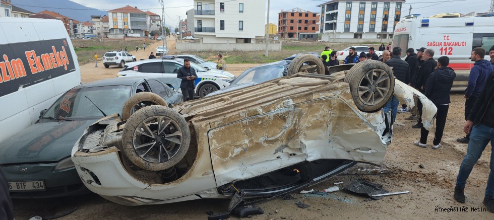 Takla Atan Otomobil Park Halindeki Araçlara Çarptı: 8 Yaralı