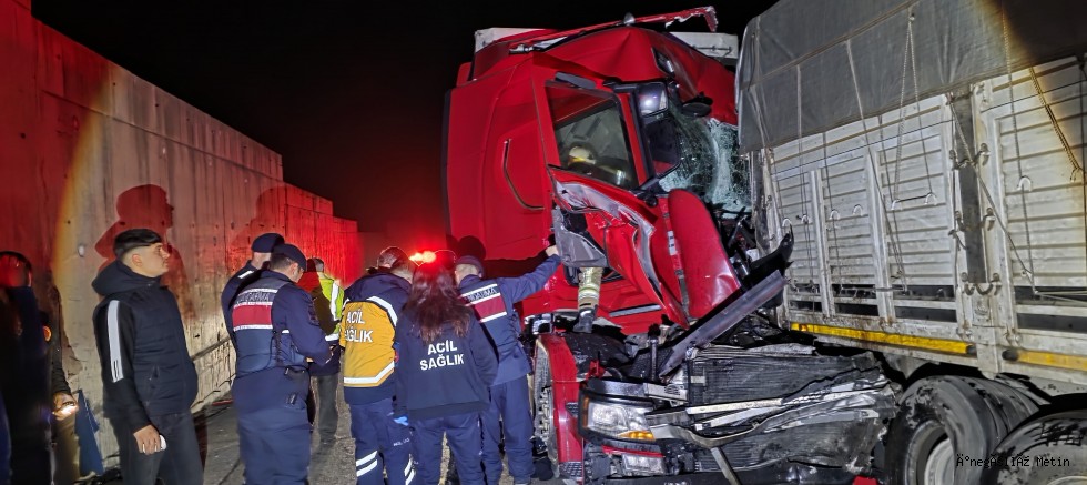 TIR, Önündeki TIR’a Çarptı: Sürücü Araçta Sıkışarak Hayatını Kaybetti