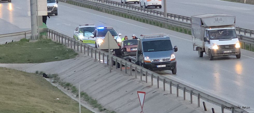 Yenice Köprülü Kavşak’ta Kaza: Bariyerlere Çarpan Araçta 1 Kişi Yaralandı