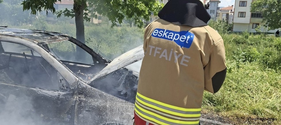 Yeniceköy’de Park Halindeki Otomobil Küle Döndü
