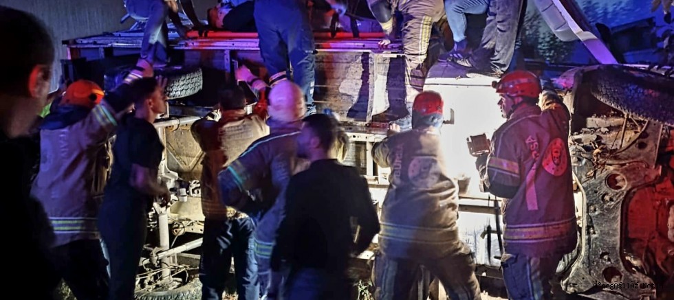 YENİŞEHİR’DE ŞİDDETLİ YAĞIŞ KAZAYA NEDEN OLDU: SÜRÜCÜ ARAÇTA SIKIŞTI!